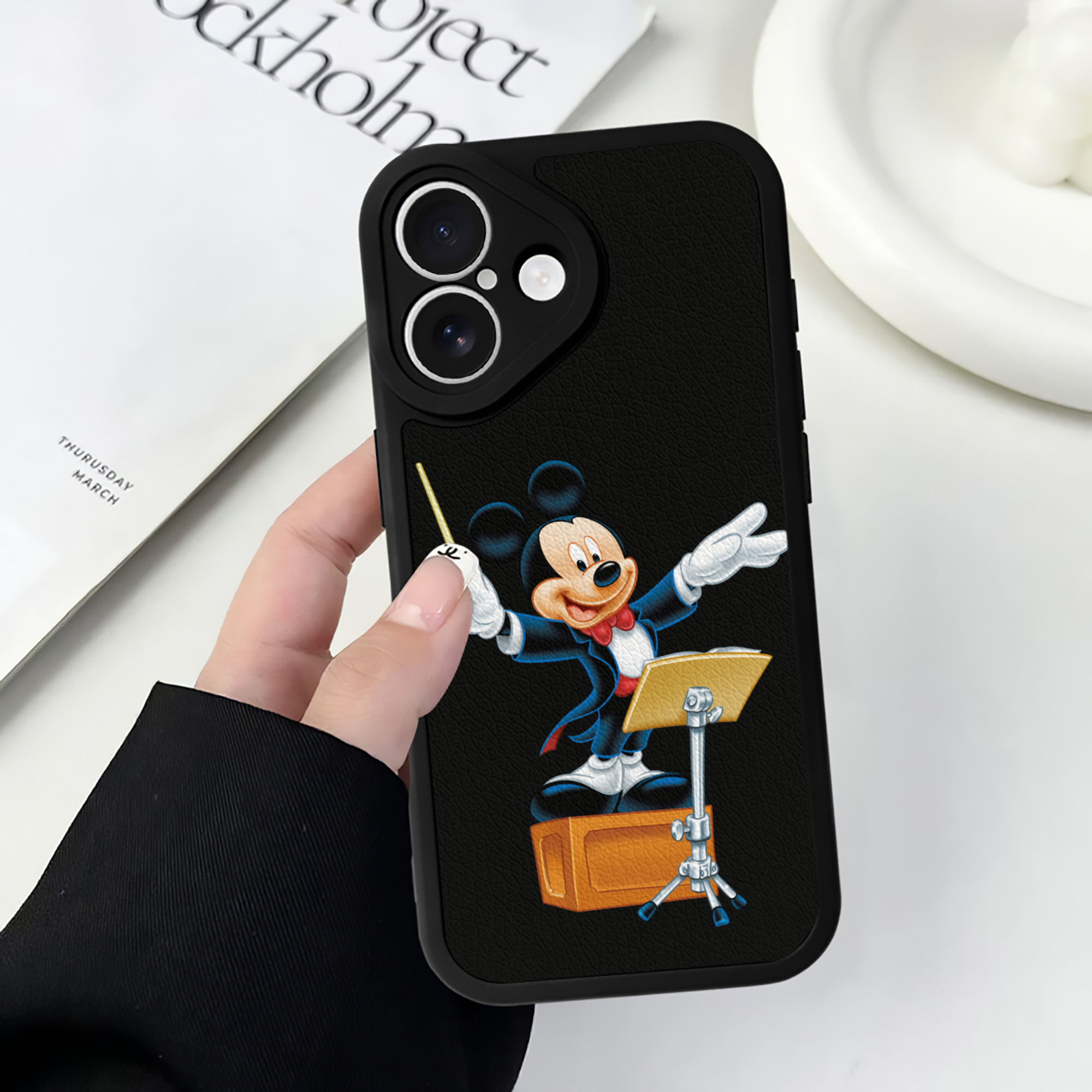 （画像用） ミッキーマウス Mickey Mouse 【iPhone 16シリーズ対応】シリコンスマホケース（レザー調） 材質：シリコン